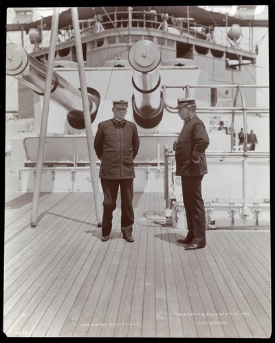 Le contre-amiral Robley Dunglison Evans et le capitaine John Elliott Pillsbury sur le pont de l